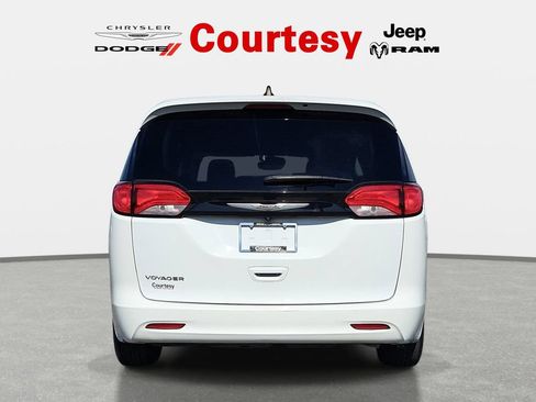 Used 2023 Chrysler Voyager LX FWD image 5