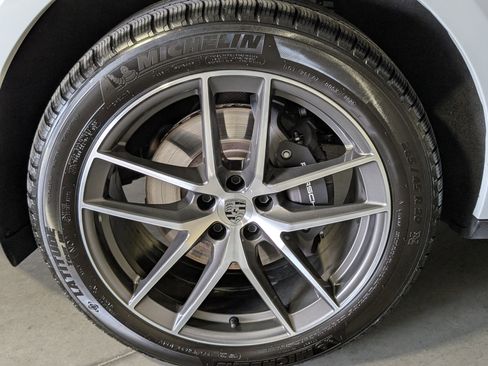 Certified 2025 Porsche Macan image 16