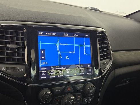 Used 2022 Jeep Grand Cherokee Laredo X image 18