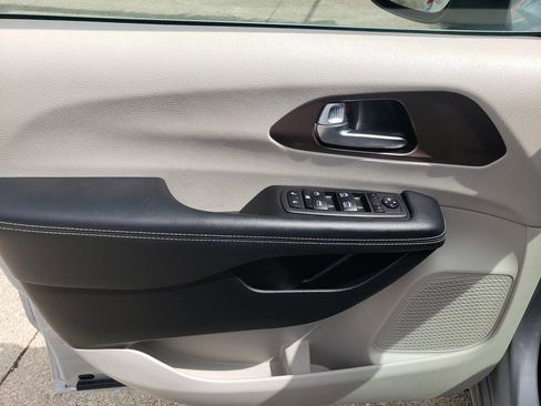 Used 2023 Chrysler Voyager LX FWD image 11