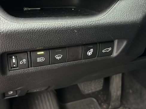 Used 2022 Toyota RAV4 XLE Premium AWD/4WD image 15