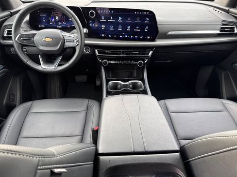 Used 2025 Chevrolet Traverse LT image 13