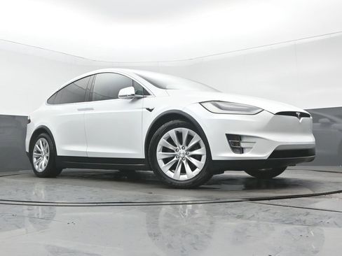 Used 2018 Tesla Model X 75D image 30