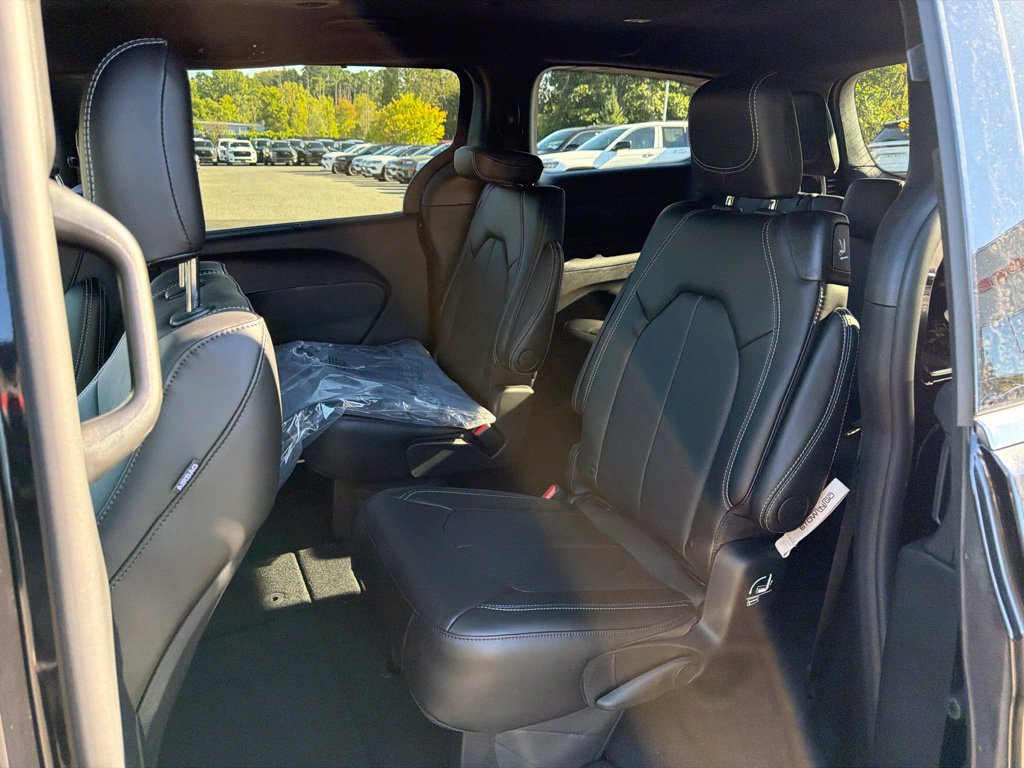 New 2027 Chrysler Pacifica Select FWD image 18