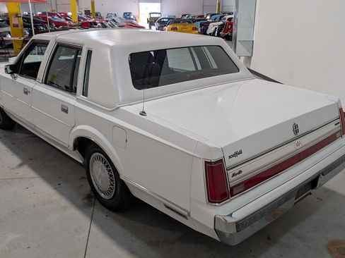 Used 1988 Lincoln Town Car RWD image 8