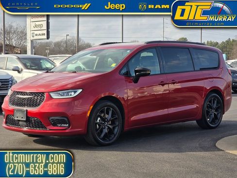 Used 2025 Chrysler Pacifica Limited image 2