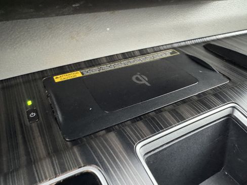 Used 2023 Toyota Sienna Limited image 29