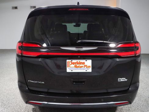Used 2023 Chrysler Pacifica Touring-L FWD image 8