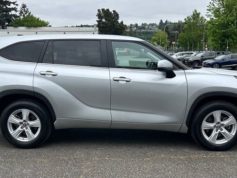 Certified 2025 Toyota Highlander LE FWD image 4