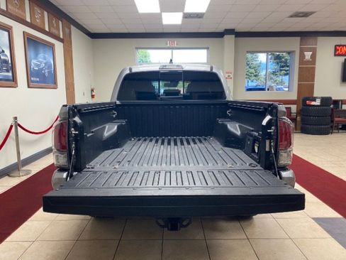 Used 2021 Toyota Tacoma TRD Sport RWD image 4