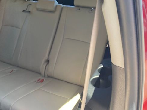 Used 2022 Toyota Highlander XLE AWD/4WD image 8