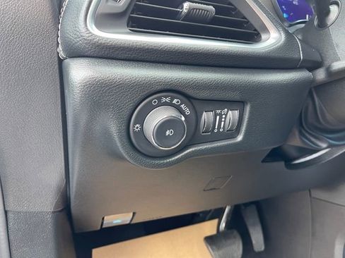 Used 2024 Chrysler Pacifica Premium FWD image 30