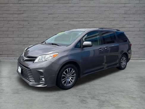 Used 2020 Toyota Sienna XLE FWD image 3