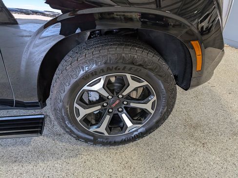 Used 2025 GMC Yukon AT4 w/ AT4 Premium Package AWD/4WD image 14