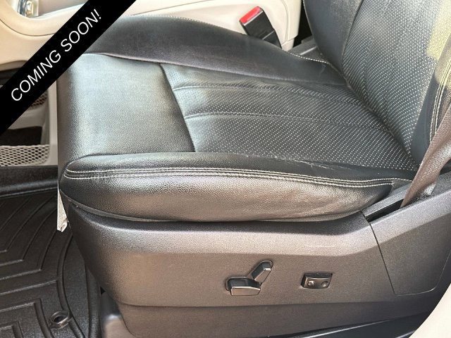 Used 2016 Chrysler Town & Country Touring-L FWD image 17