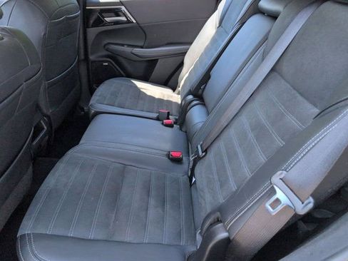 Used 2025 Mitsubishi Outlander SE FWD image 28