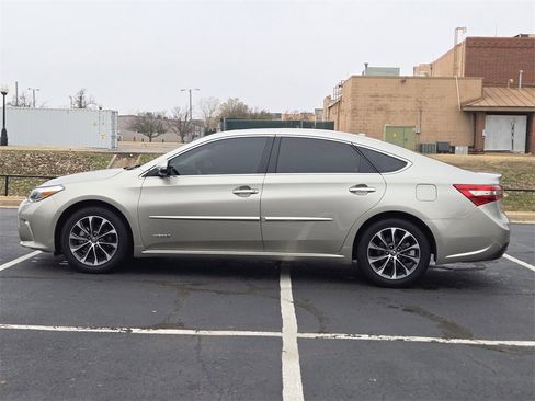 Used 2016 Toyota Avalon XLE Premium image 4