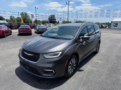 Used 2021 Chrysler Pacifica Touring-L FWD image 9