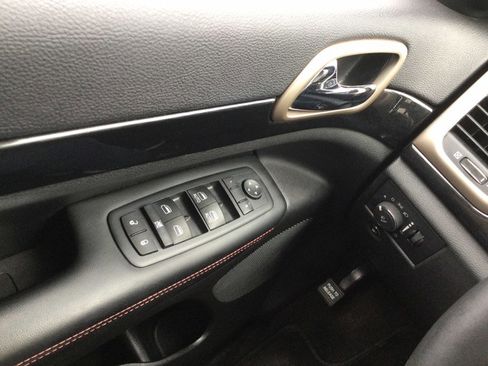 Used 2016 Jeep Grand Cherokee Laredo 75th Anniversary AWD/4WD image 38