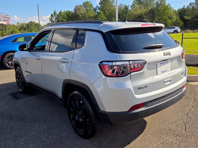 Used 2026 Jeep Compass Latitude AWD/4WD image 12