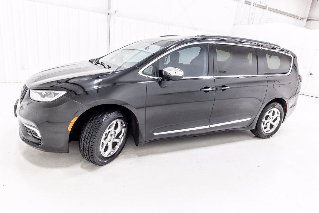 Used 2022 Chrysler Pacifica Limited FWD image 3