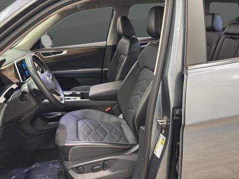 Used 2025 Volkswagen Atlas SE image 9