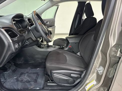 Used 2019 Jeep Cherokee Latitude w/ Popular Appearance Group AWD/4WD image 11