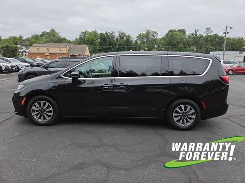 Used 2023 Chrysler Pacifica Touring-L FWD image 4