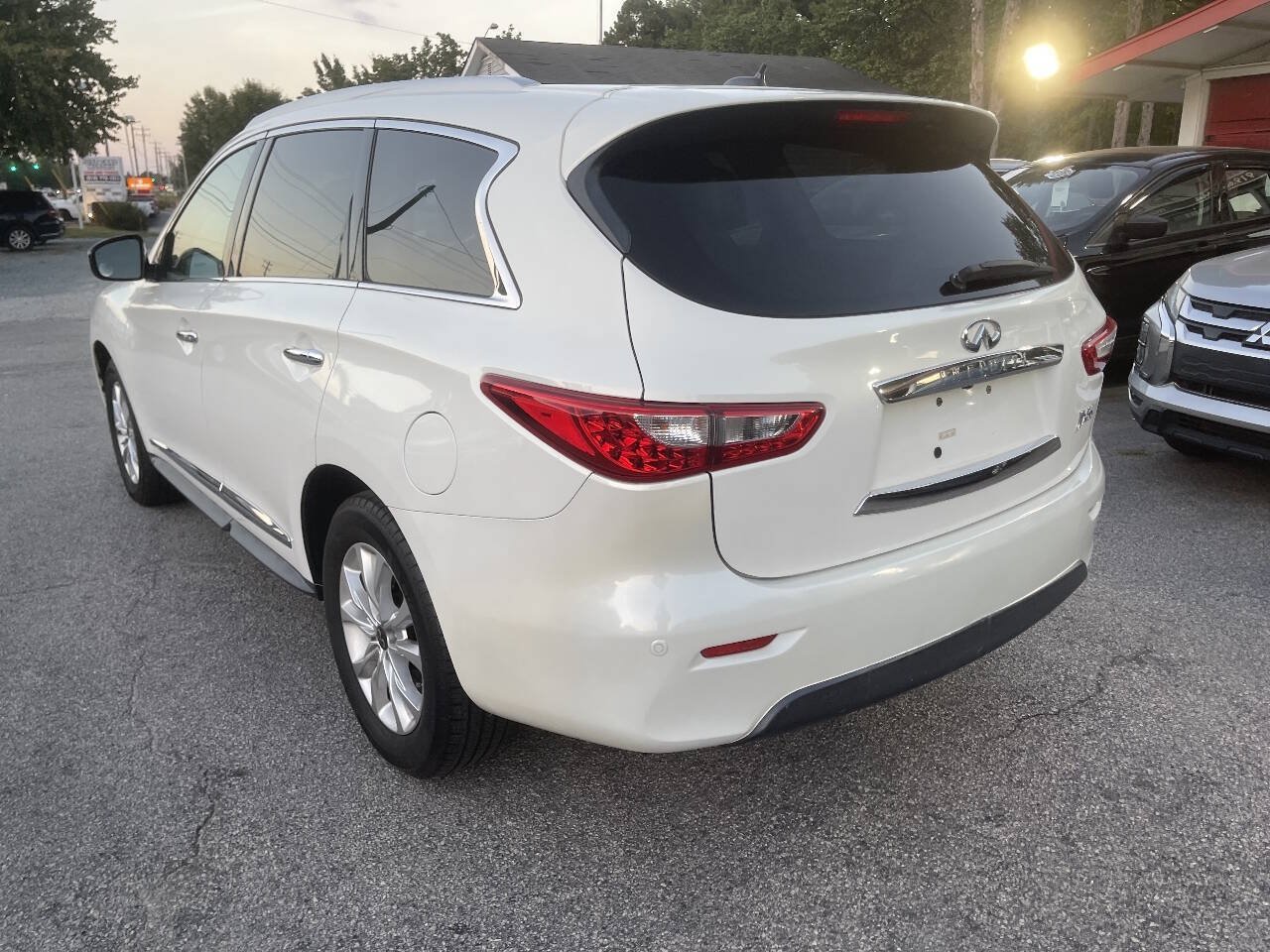 Used 2013 INFINITI JX35 AWD w/ Premium Pkg image 5