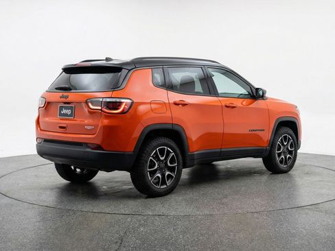 Used 2025 Jeep Compass Trailhawk AWD/4WD image 9