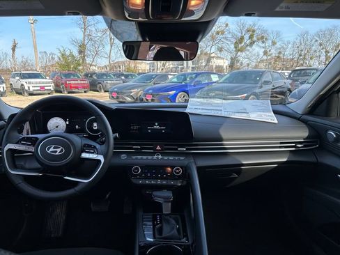 Used 2025 Hyundai Elantra SEL image 18