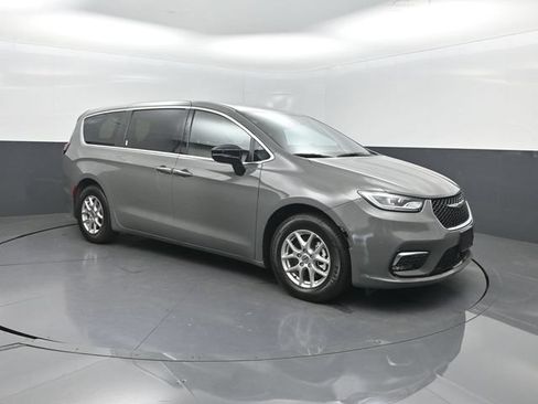 Used 2025 Chrysler Pacifica Select FWD image 32