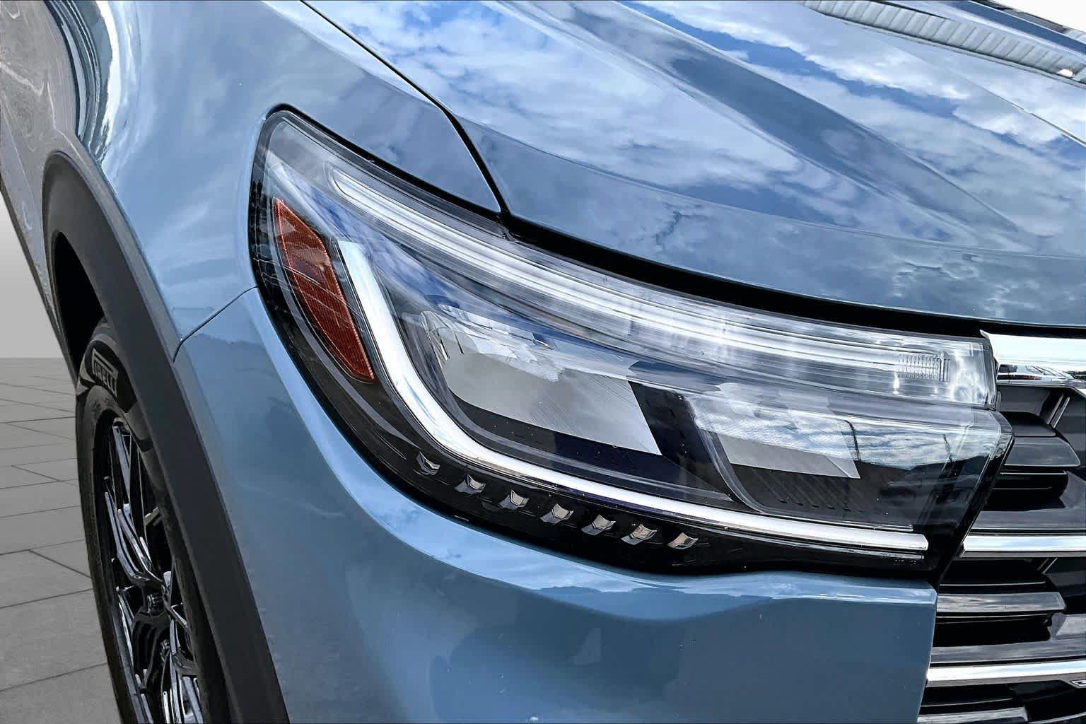 Used 2025 Ford Explorer Active w/ Active Comfort Package RWD image 28