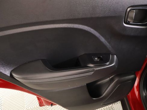 Used 2025 Hyundai Venue Limited image 17