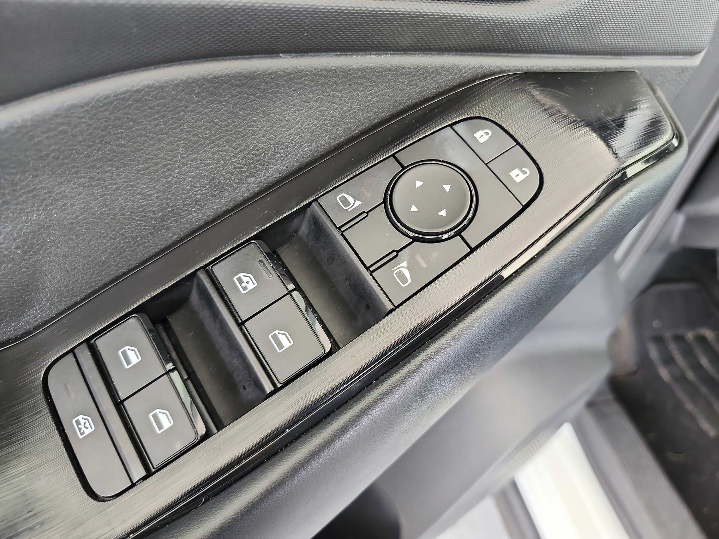 Used 2024 Nissan Rogue S FWD image 15