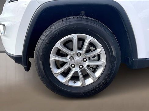 Used 2021 Jeep Grand Cherokee Laredo X image 6