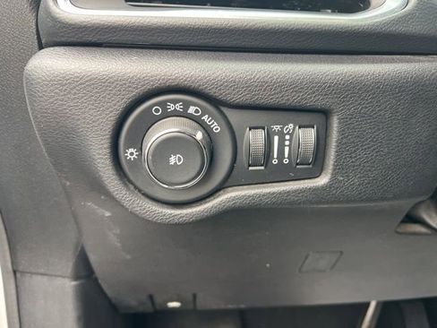 Used 2019 Chrysler Pacifica Touring-L image 10