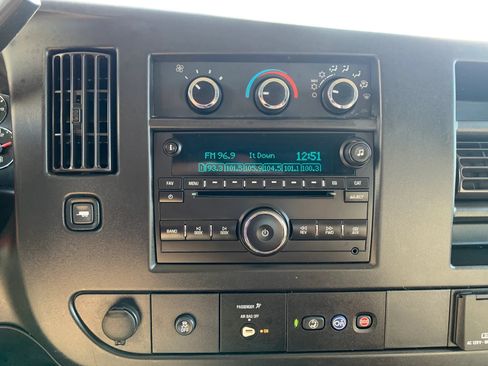 Used 2018 Chevrolet Express 2500 w/ Driver Convenience Package RWD image 15