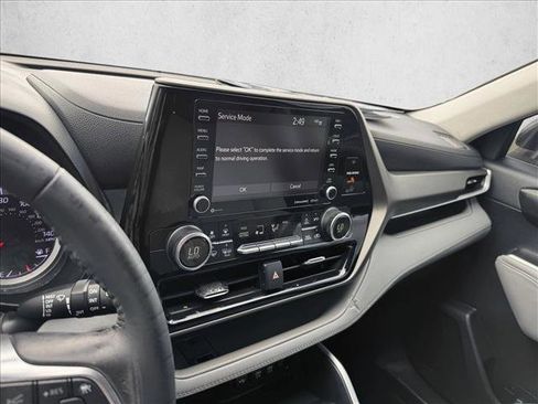 Used 2021 Toyota Highlander LE AWD/4WD image 14