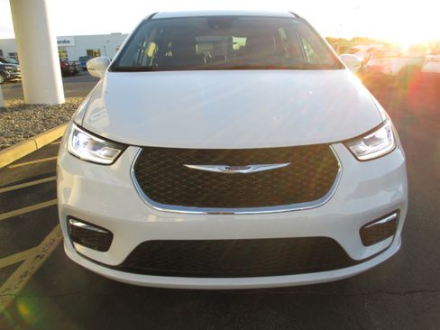 Used 2022 Chrysler Pacifica Touring-L image 8