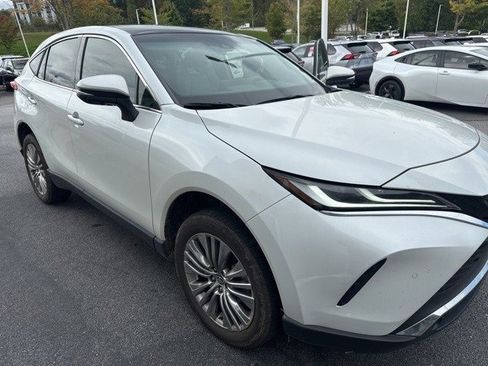 Used 2024 Toyota Venza LE image 1