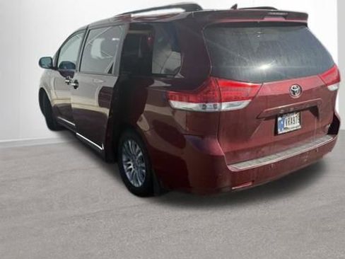 Used 2011 Toyota Sienna XLE w/ Premium Pkg image 18