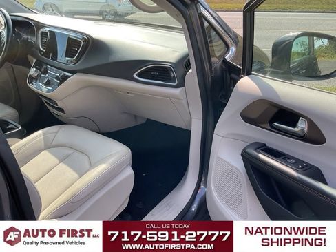 Used 2019 Chrysler Pacifica Touring-L w/ Advanced Safetytec Group FWD image 11