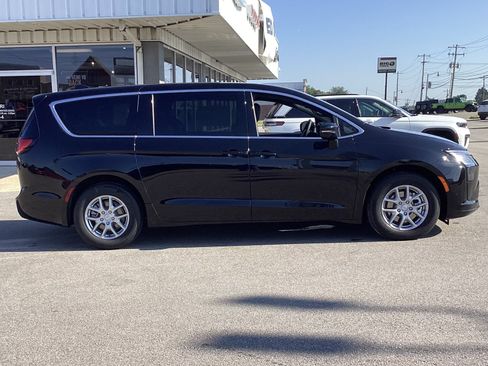 New 2027 Chrysler Pacifica Select FWD image 4