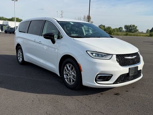 Used 2024 Chrysler Pacifica Touring-L FWD image 3