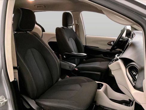 Used 2020 Chrysler Voyager L image 7
