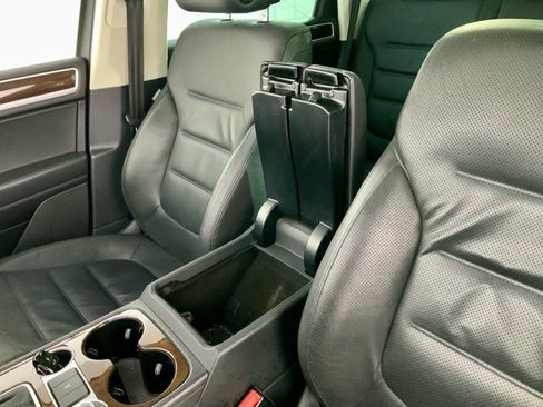 Used 2016 Volkswagen Touareg TDI image 28