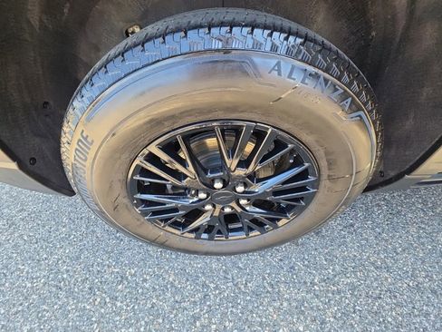 Used 2024 Chevrolet Traverse LT w/ Enhanced Driving Package image 36