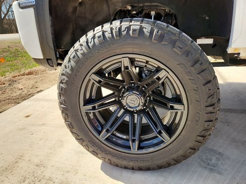 Used 2024 GMC Sierra 2500 AT4 w/ AT4 Premium Plus Package image 2