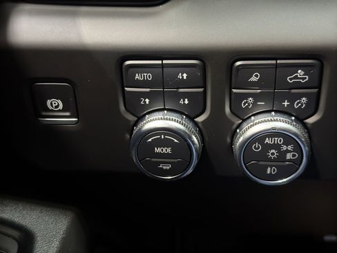 Used 2025 GMC Sierra 1500 AT4 w/ AT4 Premium Package AWD/4WD image 37